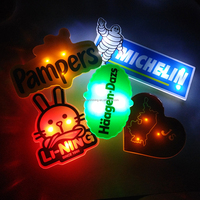 Badge LED clignotant en résine acrylique époxy avec logo personnalisé pour concerts, publicité, festivals, fournitures de fête, cadeau promotionnel