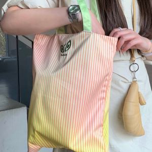 Sac fourre-tout en satin avec impression de logo personnalisé, sac à main à bandoulière, sac de courses portable multicolore, utilisation en voyage - Product Image 2