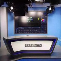 Table de studio de diffusion avec éclairage LED, comptoir d'accueil pour interviews de station de télévision, avec ordinateur