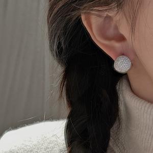 Pendientes de Plata de Ley S925, Estilo Italiano, con Bola Redonda, Diseño de Lujo Ligero, Básicos y Modernos, Venta al por Mayor - Product Image 1