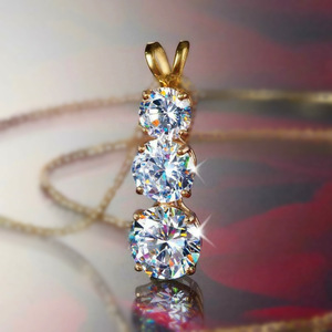 Ciondolo Tre Pietre Placcato Oro con Cristalli Strass Taglio Brillante Rotondo, Montatura a Griffe, Gioiello Classico da Donna per Fidanzamento - Product Image 1