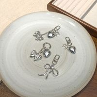 Porte-clés délicat nœud et cœur - Breloque de sac minimaliste en argent pour usage quotidien et décoration de sac