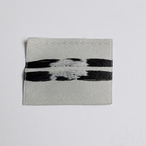 Étiquettes de vêtement pliées en coton et polyester tissées imprimées sur mesure avec logo Solutions de marque pour vêtements lavables - Product Image 3