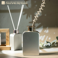Prix d'usine 100ml 350ml Vente en gros Bouteille diffuseur à roseaux plate argentée en verre vide avec bouchon pulvérisateur Couleur OEM ODM