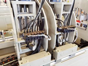 Eworld 4-Kopf Halbautomatische Motorisierte PVC-Fensterfertigungsmaschine 4500W 220V/380V Einfach zu Bedienen für UPVC/PVC-Fenster - Product Image 6