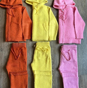 Ensemble survêtement et sweat à capuche zippé en mohair tricoté uni, avec logo brodé personnalisé effet vieilli, pour homme - Product Image 6