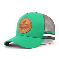 Gorras Trucker Personalizadas de Alta Calidad Estilo Australia, 5 Paneles, Perfil Alto, 2 Franjas Verdes, con Parche de Cuero con Logotipo