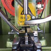 Machine automatique de rivetage d'œillets de semelle intérieure de chaussure de frein supérieure de sécurité de chaussures de sport