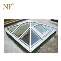 Fenêtre de toit triangulaire fixe en alliage d'aluminium avec moustiquaire pliante en acier inoxydable, design moderne pour usage hôtelier