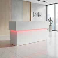 Bureau d'accueil simple en Corian blanc de 2 m, durable, avec éclairage LED RGB pour petits bureaux, hôtels et hôpitaux