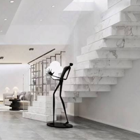 Escalier métallique superposé moderne pour hôtel, villa, loft, avec garde-corps en verre, construction en marbre, design suspendu droit et durable