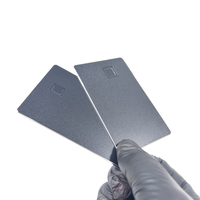 Polierte Kante Glatte Mattschwarze Metall-Kreditkarte aus Edelstahl mit Kleinem Chip-Schlitz und Kleinem Magnetstreifen auf der Rückseite