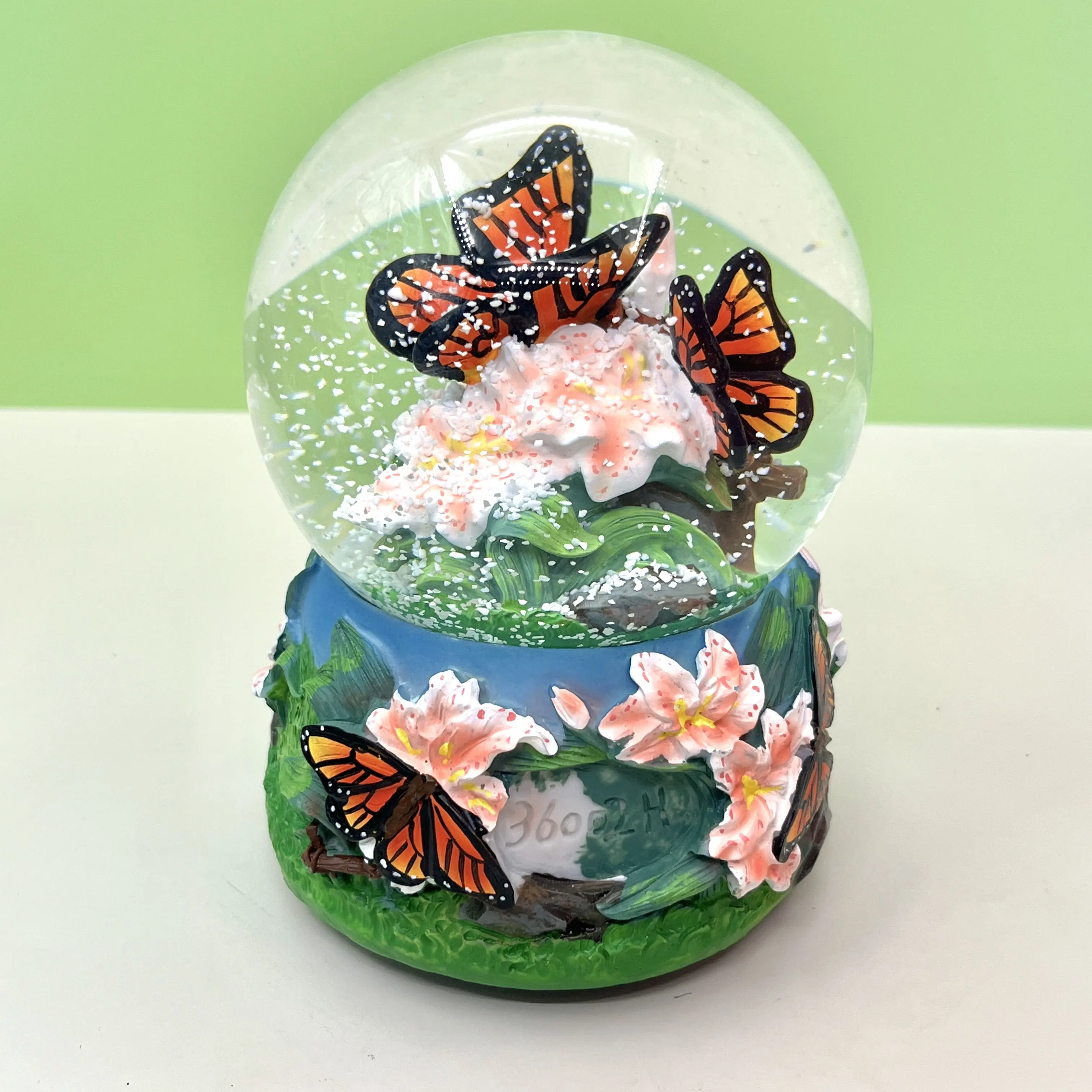 Toptan özel reçine su topu cam masa süsü hediyelik eşya hediye hayvan kelebek kar küresi