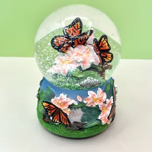 Großhandel benutzerdefinierte Harz-Wasserkugel Glas Tischdekor Souvenirs Geschenk Tier Libellen Schneekugeln