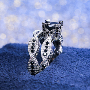 Anello Vintage a Doppio Strato con Pietra Nera per Donne, Elegante Gioiello da Dito Impilabile alla Moda - Product Image 4