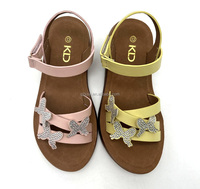 Sandales plates d'injection de PVC de conception de diamant de papillon de Offres Spéciales pour des filles chaussures de glissière respirables de printemps d'été anti-glissantes
