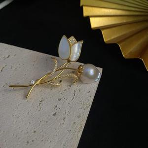 Broche de haute qualité en perles sud-coréennes, fleur de poitrine élégante en cristal avec strass, boucle personnalisée pour foulard en soie - Product Image 1