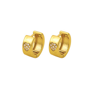 Pendientes Huggie en forma de corazón chapados en oro con diamantes de imitación de cristal para mujer, lindos pendientes de aro a la moda - Product Image 3