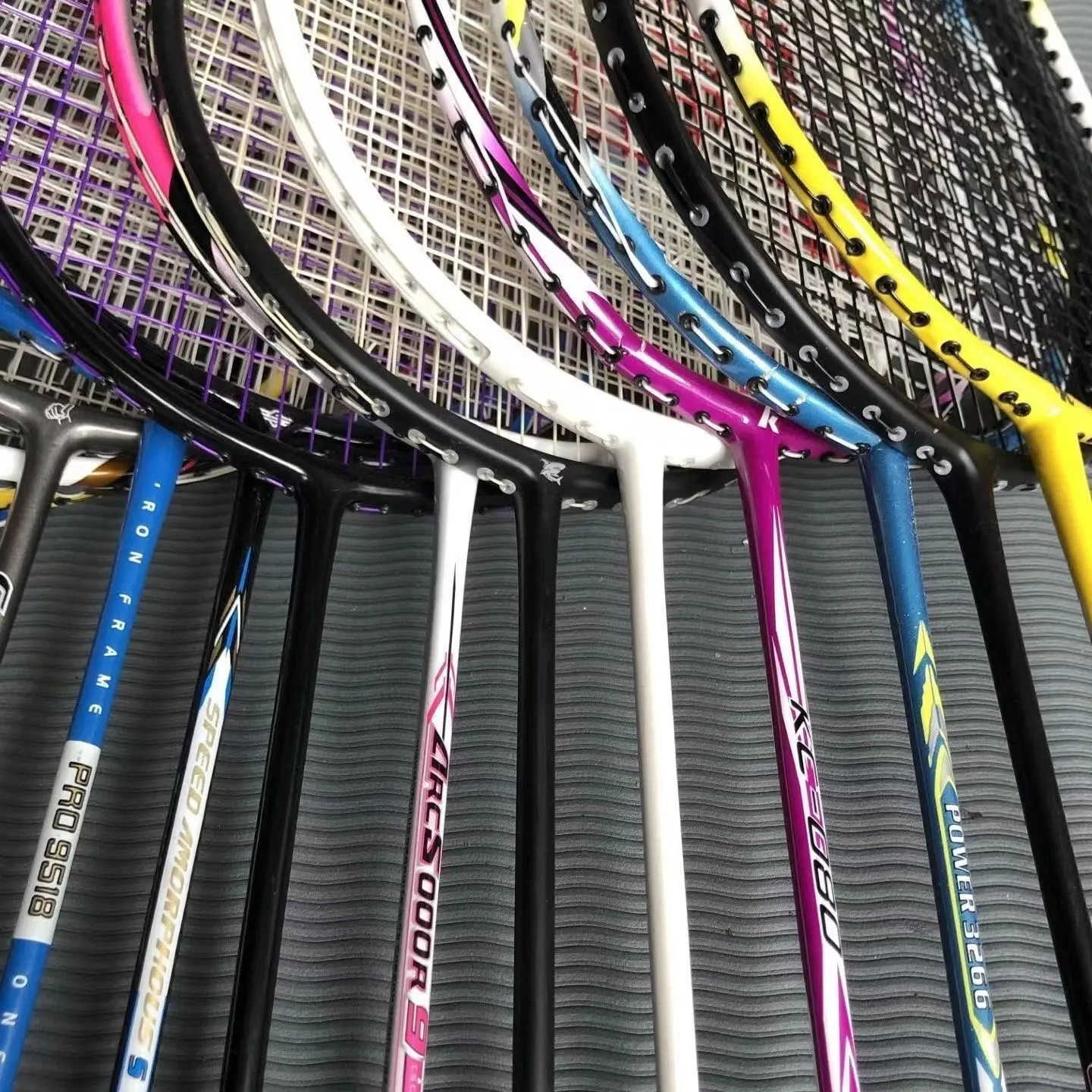 Bianco rosa alta quantità per interni ed esterni 6U livello intero in fibra di carbonio personalizzato OEM nuovo stile racchetta da badminton