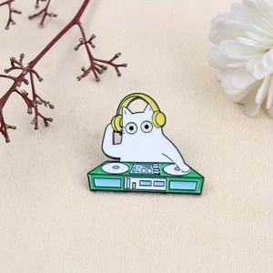 Insignia única con temática musical. Forma de gato con un <span class=keywords><strong>Funky</strong></span> DJ Vibe. Perfecto para el uso diario de personas modernas y amantes de las fiestas. - Product Image 1