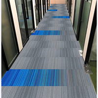 Dalles de moquette commerciales lavables en polypropylène 50x50 à boucles, colorées, pour bureaux et hôtels