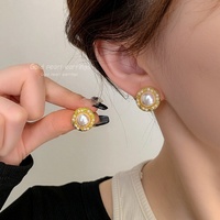 Nouvelles Boucles d'Oreilles Géométriques de Luxe Léger Haut de Gamme en Pierre Chat, Clous d'Oreilles Ronds Dorés avec Perles, Bijoux Tendance de Niche pour Femmes