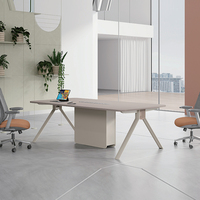 Table de réunion moderne en panneaux de bois avec design extensible et chaises ergonomiques pour salles de conférence