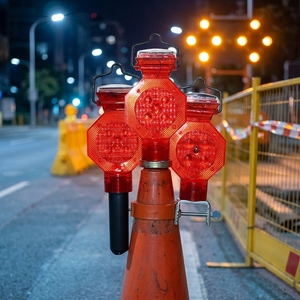 Feu de signalisation routière solaire à <span class=keywords><strong>LED</strong></span> Plum <span class=keywords><strong>pour</strong></span> travaux routiers et garde-corps, avec attraction magnétique et caractéristiques réfléchissantes - Product Image 1