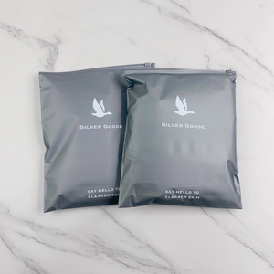 Sacs de rangement gris personnalisés imprimés, refermables, recyclables, épais, avec fermeture éclair, pour vêtements - Product Image 2