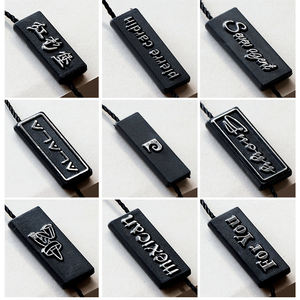 도매 저렴한 가격 사용자 정의 양각 브랜드 이름 로고 의류 플라스틱 매달려 태그 라벨 문자열 - Product Image 3