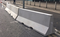 Moule de barrière médiane en acier de haute précision sur mesure avec durée de vie du moule de 10 ans pour la construction routière