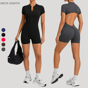 Mono de gimnasio para mujer con diseño sexy de espalda hueca, media cremallera, mangas cortas, efecto fruncido en la espalda, logotipo personalizado y sin costura frontal - Product Image 1