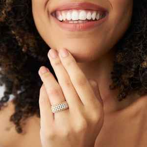 Nouvelle Arrivée Bague Minimaliste pour Femme en Or Jaune 14 carats avec Diamant Flottant en Forme de Bulle 0,90 CT Naturel Taille Brillant Plaqué Rhodium - Product Image 4