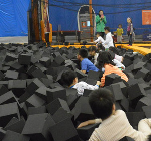 Vente en gros de blocs de fosse en mousse emballés sous vide de couleur personnalisée couverture de <span class=keywords><strong>trampoline</strong></span> bloc de mousse éponge <span class=keywords><strong>jouet</strong></span> pour enfant cube en mousse souple pour enfants - Product Image 3