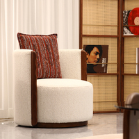 Fauteuil d'appoint blanc crème avec structure en bois massif, revêtement en bouclette, siège de détente en mousse haute résilience