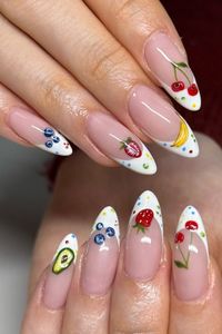 Faux ongles à presser motif fruits bleuets et cerises sur base laiteuse transparente – Collection de fruits mélangés doux et ludiques - Product Image 4