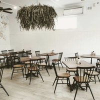 Chaise de table de restaurant blanche antique de créateur italien