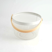 Panier de rangement en métal blanc avec poignée en bois