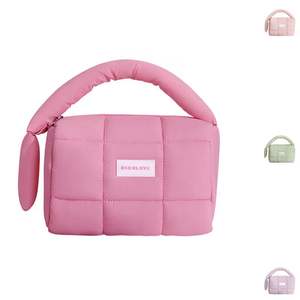 Bolsa de Maquillaje de Toalla Suave y Esponjosa al por Mayor con Cierre de Cremallera, Diseño de Letras a la Moda, Impermeable y Resistente para Cosméticos - Product Image 1