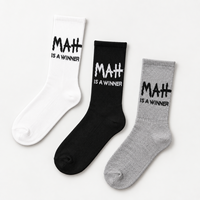 Chaussettes de sport personnalisées avec impression de slogan, chaussettes athlétiques blanches avec lettrage noir, ajoutez votre logo, choisissez les couleurs, tissu tricoté doux