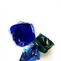 Copeaux de verre courbé massif bleu foncé teinté 20-40mm, écologiques pour les foyers extérieurs, les jardins, les gymnases et la décoration d'atelier