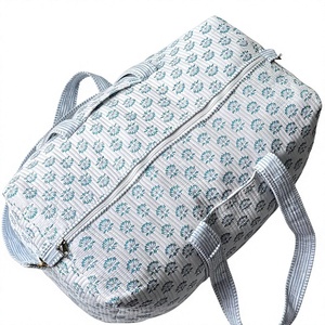 Bolsa de lona acolchada floral blanca y verde azulado con asas a rayas, diseño espacioso con cremallera para viajes, gimnasio, oficina y uso diario - Product Image 1
