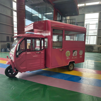 Chariot de nourriture sur roues avec design de capsule personnalisé, doté d'un chariot de nourriture mobile complet avec cuisine