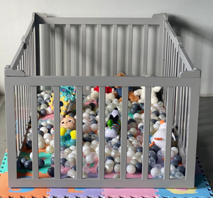 Corralito pequeño de madera de diseño moderno con puerta, juego de corralito para bebés extensible y cambiable para dormitorio o sala de estar - Product Image 1