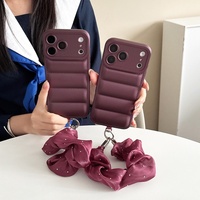 Coque de téléphone tendance rouge cerise en duvet avec sangle en soie pour iPhone 17 Pro Max 16 15 14 Plus 13 12 Pro 11, étui antichoc matelassé