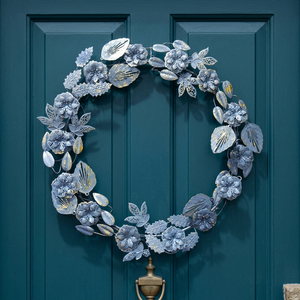 Couronne décorative en métal faite à la main, style classique, art mural floral non éclairé, confectionné avec des feuilles et des fleurs bleues et argentées - Product Image 5