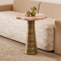 Table d'appoint de luxe en marbre rose avec base en acier inoxydable couleur laiton, table d'appoint irrégulière pour salon