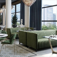 Maßgefertigtes modernes Restaurant-Sitzgruppen-Set mit Steinplatte, goldener Restauranttisch und Stühlen, Restaurantsofa für Café und Coffeeshop