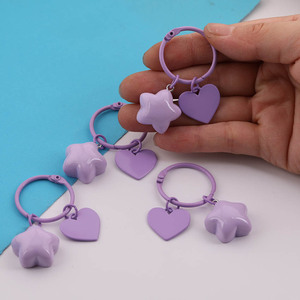 Llavero con forma de corazón y estrella morada, accesorio de joyería DIY con revestimiento metálico, colgante pequeño de estilo de dibujos animados para niños y niñas - Product Image 2