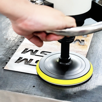 Machine industrielle de polissage par lots pour surfaces de tôles métalliques, facile à utiliser, pour le débavurage des bords et le meulage de tôles.